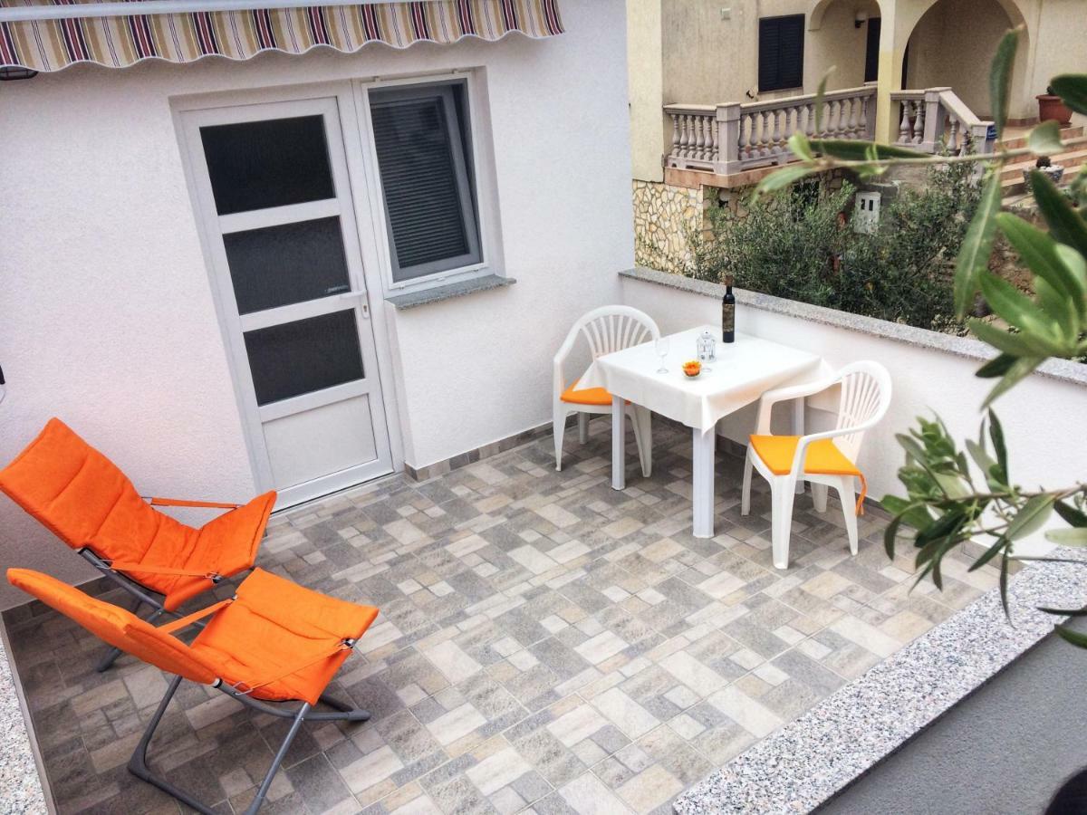 Apartments Nina Omisalj Exterior photo